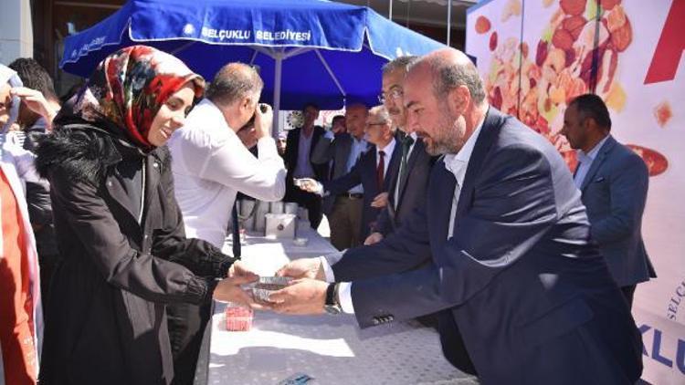 Selçuklu Belediyesinden, üniversitede aşure dağıtımı