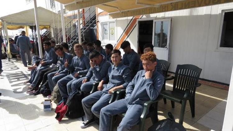 Botları batma tehlikesi geçiren 33 kaçak göçmen kurtarıldı