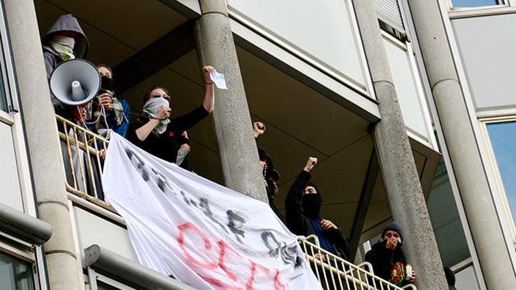 Öğrencileri üniversiteden polis çıkardı