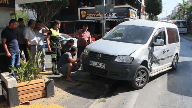 Kaza yapan araç kaldırıma çıktı