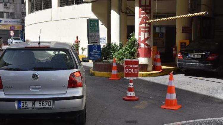 Fırtına beklenen İzmirde kapalı otoparklar doldu