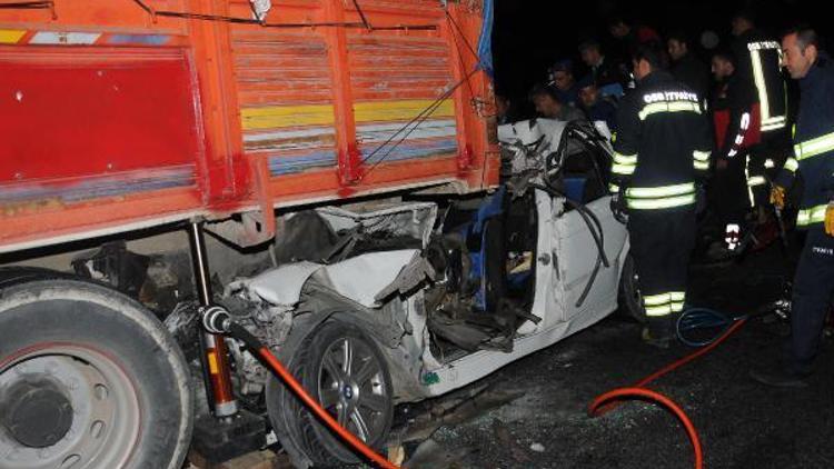 Otomobil, pancar yüklü kamyonun altına girdi: 3 ölü