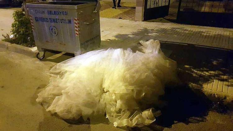 Düğün gecesi inanılmaz olay Gelinliği çöpe attılar