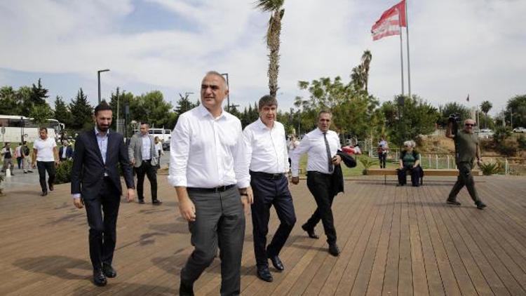 Bakan Ersoy ve Başkan Türel Konyaaltı Sahilini gezdi