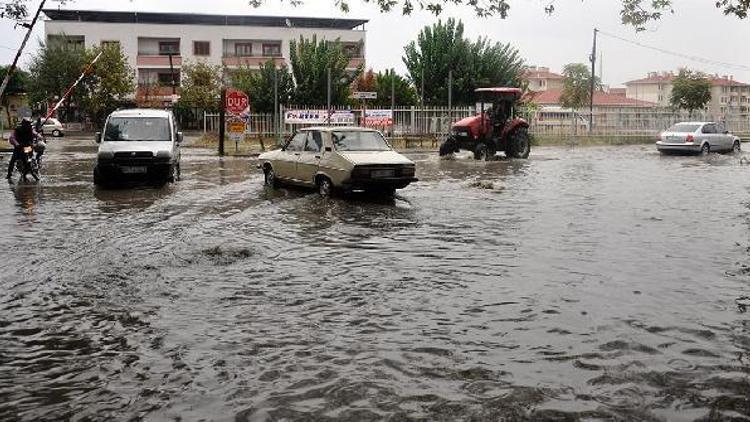 Sağanak yağmur cadde ve sokakları dereye çevirdi