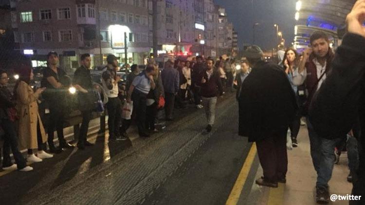 Metrobüs arızası yaptı, metrelerce uzunlukta kuyruk oluştu