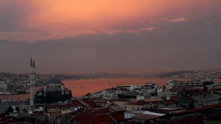 İstanbul Boğazı kızıla boyandı