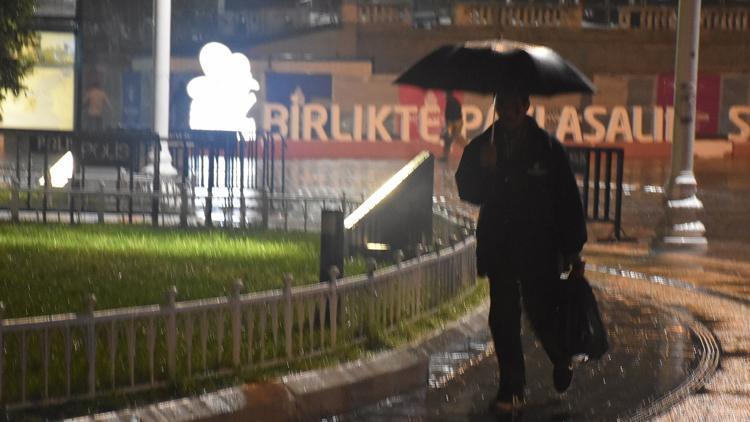 İstanbulda güne yağmurla uyandı