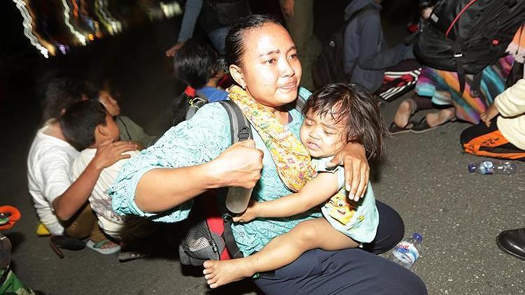 Endonezyada depremzedeler ihtiyaçlarını karşılamada zorlanıyor