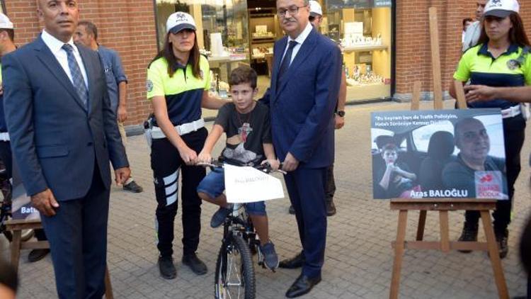 Kırmızı Düdük projesinin en beğenilen çocukları bisiklet ile ödüllendirildi