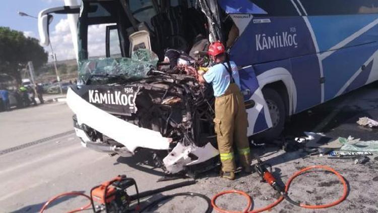 Yolcu otobüsü temizlik aracına çarptı: 1 ölü, 12 yaralı