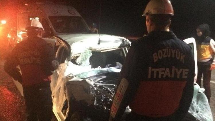 Otomobil, TIRa arkadan çarptı: 2 ölü, 1 yaralı