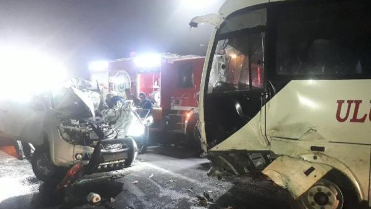 Midibüs ile çarpışan kamyonetin sürücüsü öldü