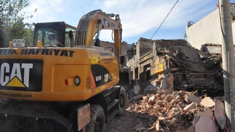 İzmirin Damlacık semtinde 3 yıl sonra evler yıkılıyor