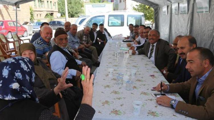 Başkan Özkan, hizmet çadırında mahalle sorunlarını dinledi