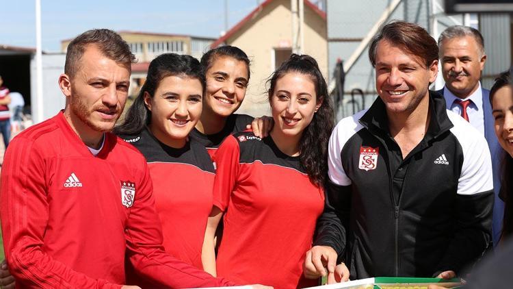 Kadın futbolcular Sivasspor’un antrenmanını ziyaret etti