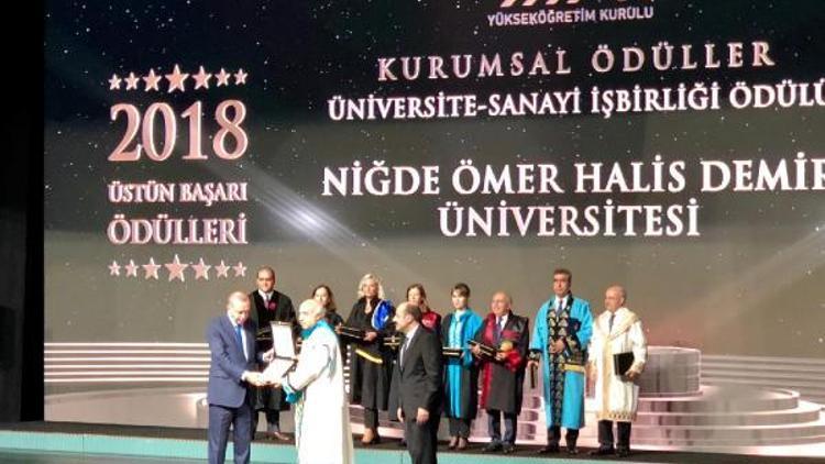 Ömer Halisdemir Üniversitesi, Üstün Başarı Ödülünü Cumhurbaşkanı Erdoğandan aldı