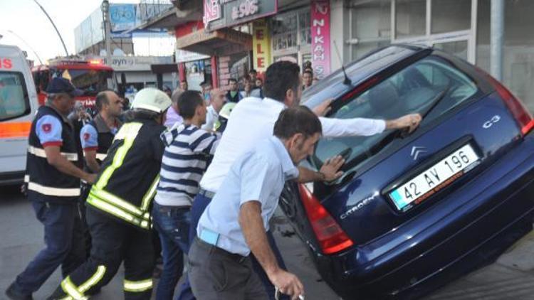 1 kişinin yaralandığı kazada, yan yatan otomobili vatandaşlar düzeltti