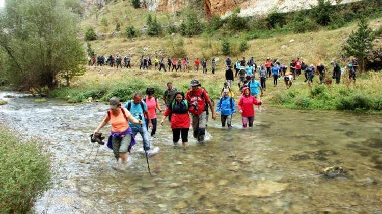 Doğa tutkunları Lamas Kanyonunda yürüdü