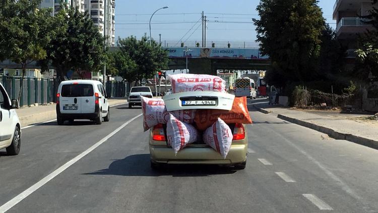 Çuval yüklü otomobille tehlikeli yolculuk