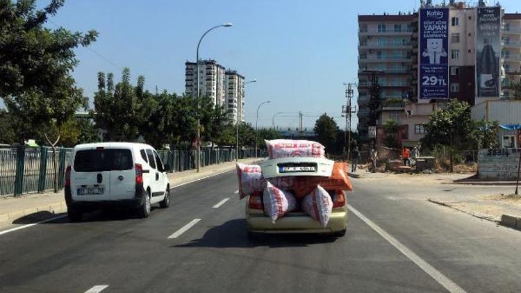 Çuval yüklü otomobille tehlikeli yolculuk