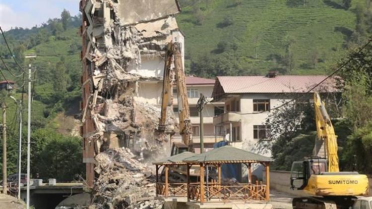 Rize’de dere yatağındaki 7 katlı binanın yıkımı sürüyor