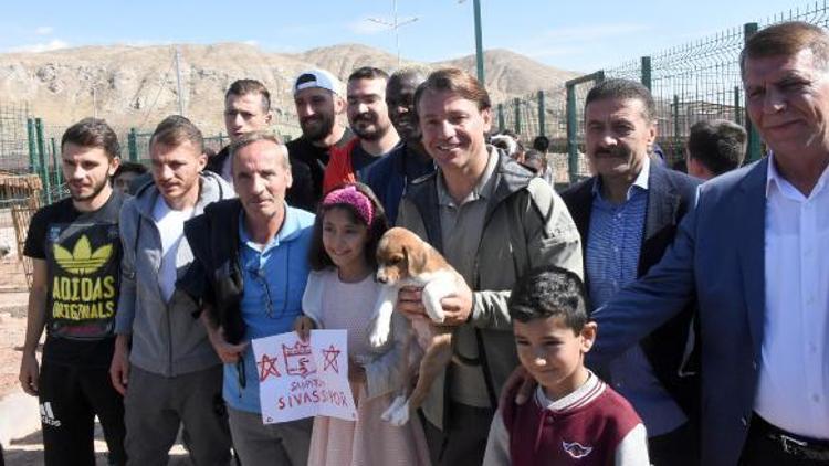 Sivasspor Teknik Direktörü Tuna: Hayvanları sahiplenelim