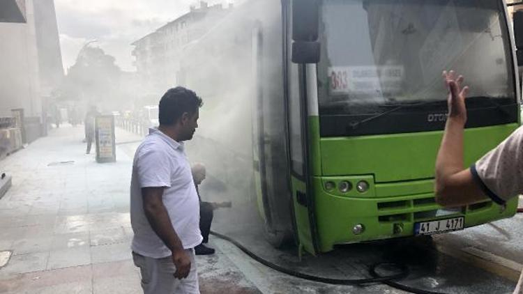 Halk otobüsünün motoru yandı