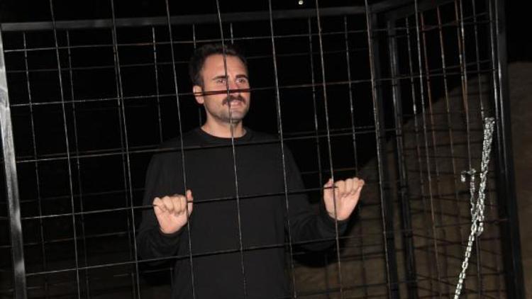 AK Partili İlçe Başkanı hayvanlar için kafese girdi