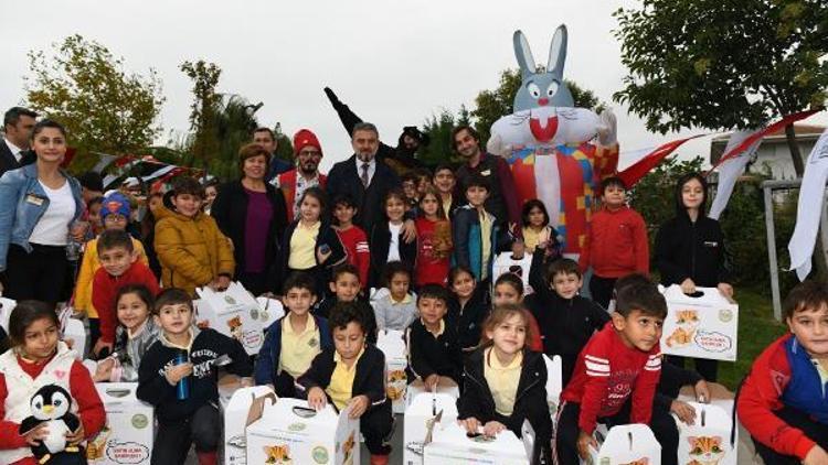 Çocuklara ‘bagajda mama setleri’ hediye edildi