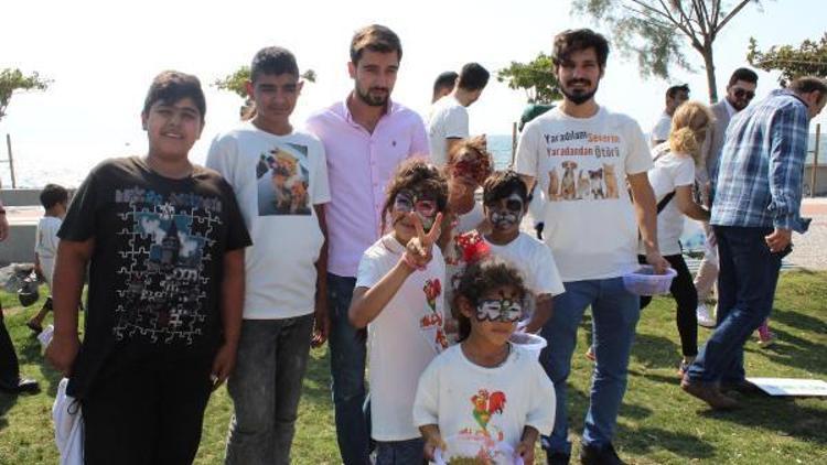 AK Partili gençler sokak hayvanlarına mama dağıttı