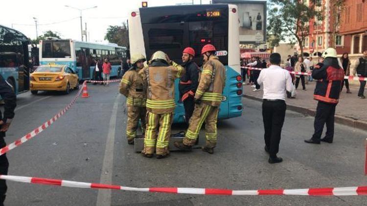 Fotoğraf Ek//Kadıköyde yolda çökme: Otobüs mahsur kaldı