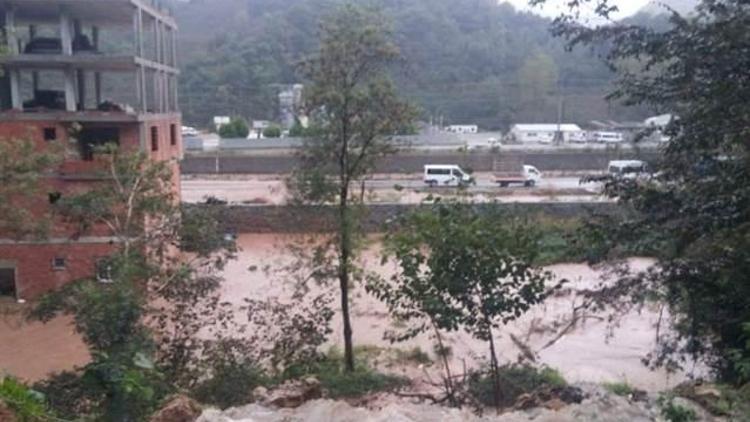 Trabzonda sağanak yağış etkili oluyor