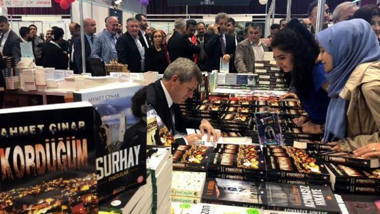 Zonguldak Valisi Ahmet Çınar, kitaplarını imzaladı
