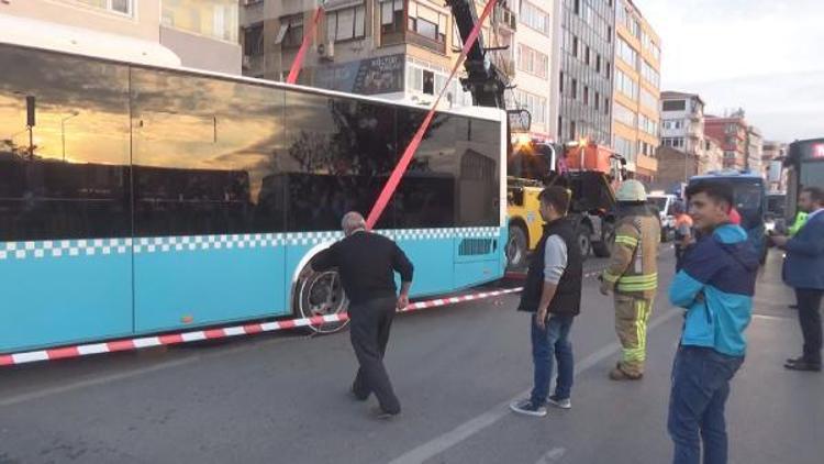 /ek fotoğraflar/ Kadıköyde yolda çökme: Otobüs mahsur kaldı