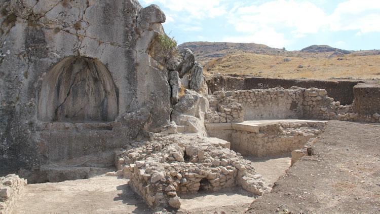 Çorum’da 1800 yıllık havuz ve veranda bulundu