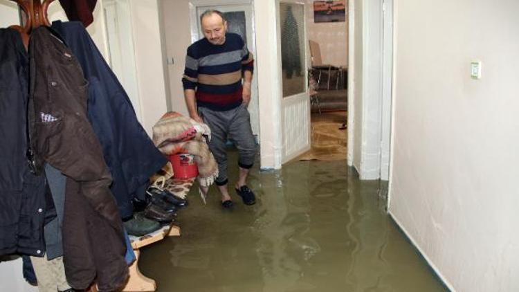 Ana su borusu patladı evleri su bastı