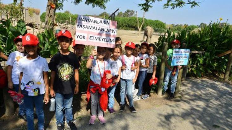 Çocuklar, Doğal Yaşam Parkındaki hayvanları besledi