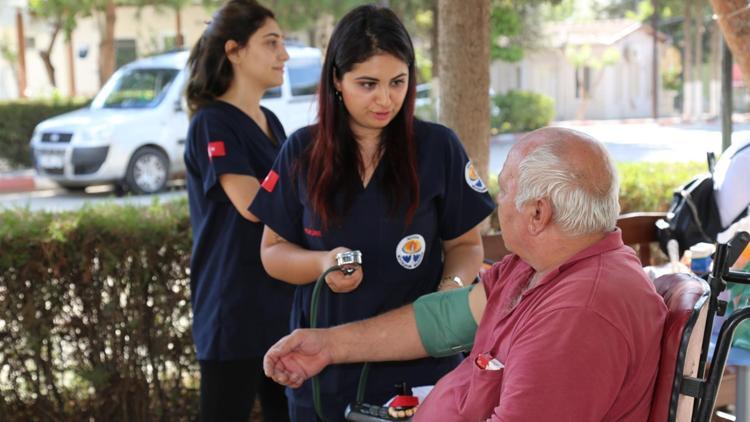 Yaşlılara hem sağlık hizmeti, hem moral verdiler