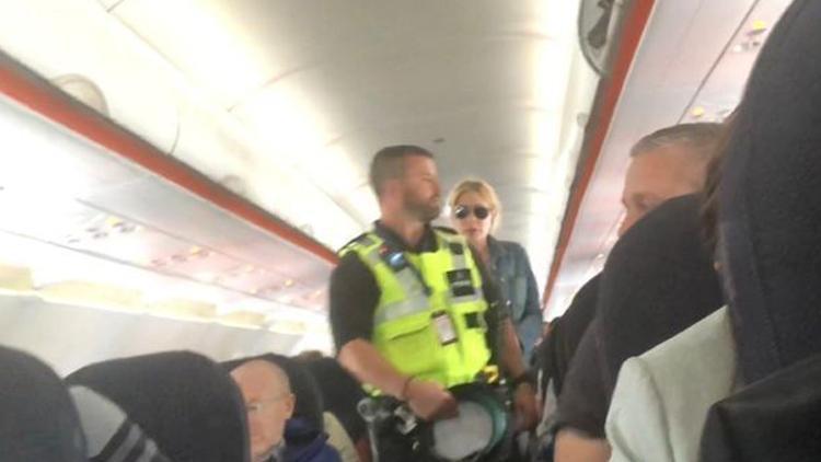 Tuvalette yakalanan kadın yolcuyu uçaktan polis indirdi
