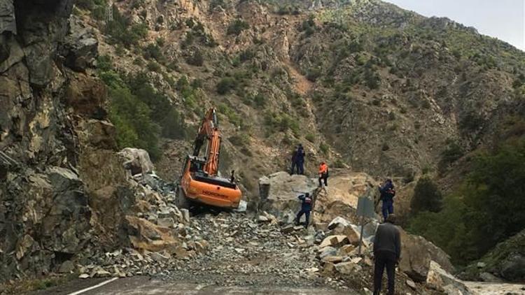 Şiddetli yağış sonrası karayolu ulaşıma kapandı