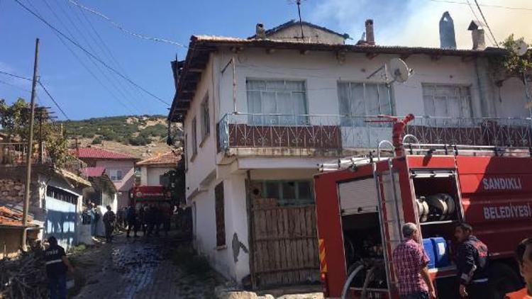 Dinarda yangında 3 ev hasar gördü