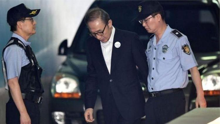Samsungdan rüşvet almaktan suçlu bulunan eski Güney Kore lideri Lee Myung-baka 15 yıl hapis