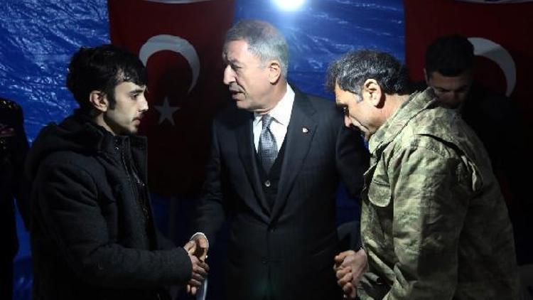 Şehidin ailesine, Bakan Hulusi Akar ve komutanlardan taziye ziyareti