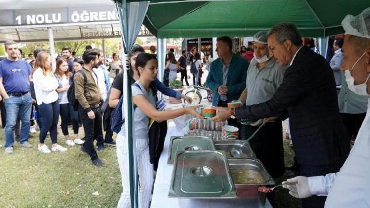 Ege Üniversitesinden öğrencilere aşure ikramı