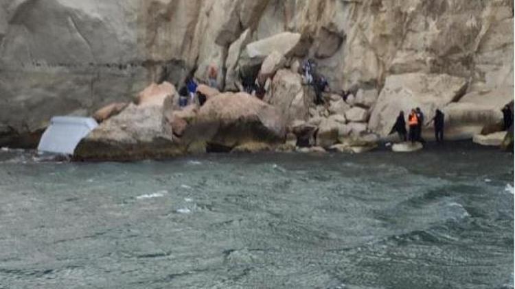 Botları kayalıklara çarpan 46 kaçak göçmen kurtarıldı
