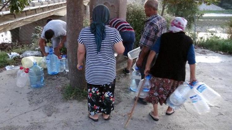 Merkeze 3 kilometre uzaklıktaki çeşmeden evlerine su taşıyorlar