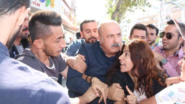 HDP önünde açıklamaya yapmak isteyen gruba polis müdahalesi