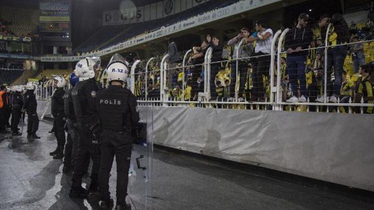 Fenerbahçeli taraftarlar stadı terk etmedi (EK FOTOĞRAFLAR)