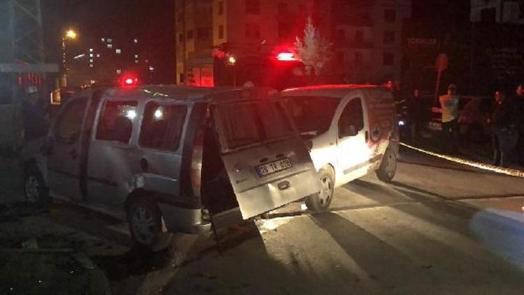 İki hafif ticari araç çarpıştı: 4ü çocuk 8 yaralı